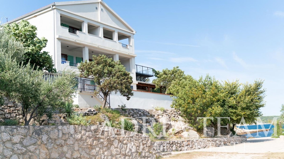 PREUREĐENA APARTMANSKA KUĆA S MOGUĆNOŠĆU POSLOVNE NAMJENE, PRVI RED DO MORA - MEKA DRAGA