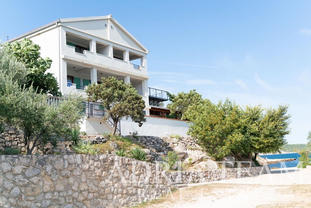 PREUREĐENA APARTMANSKA KUĆA S MOGUĆNOŠĆU POSLOVNE NAMJENE, PRVI RED DO MORA - MEKA DRAGA
