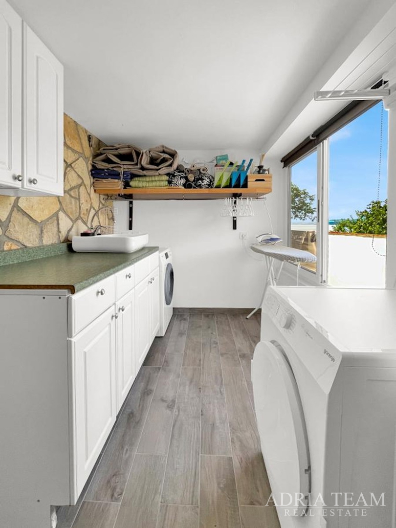 RENOVATED APARTMENT HOUSE WITH POSSIBILITY OF BUSINESS USE, FIRST LINE TO THE SEA - MEKA DRAGA