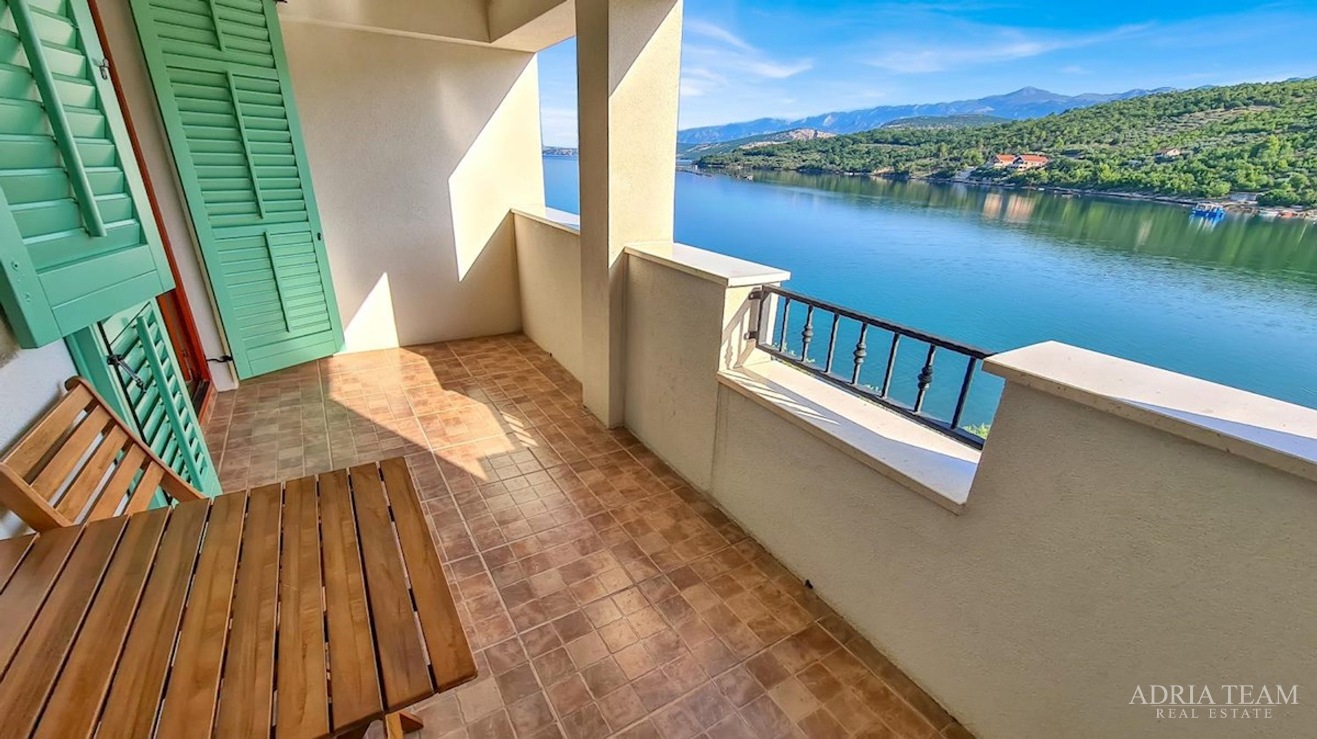 RENOVATED APARTMENT HOUSE WITH POSSIBILITY OF BUSINESS USE, FIRST LINE TO THE SEA - MEKA DRAGA