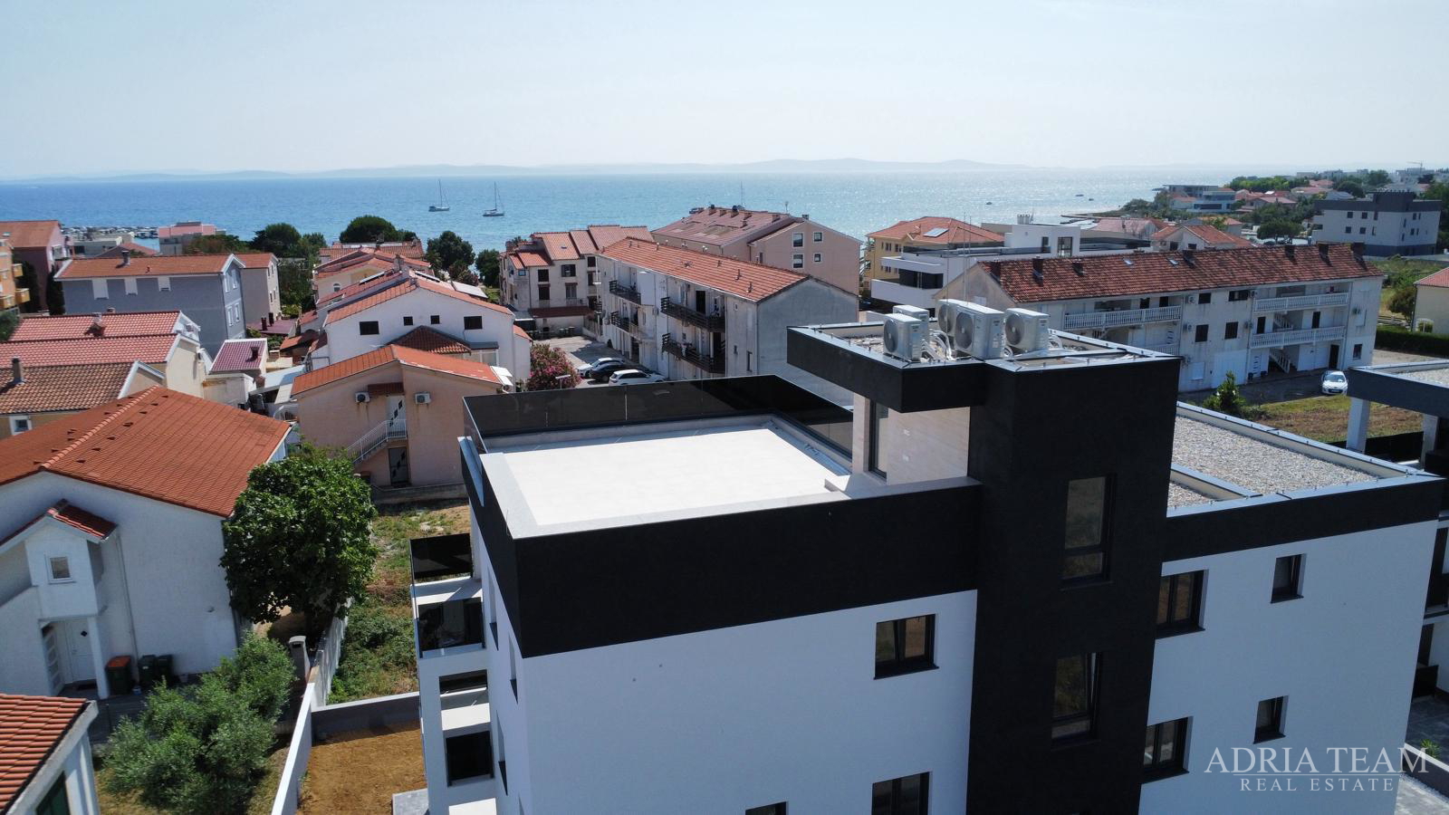 PENTHOUSE U BLIZINI PLAŽE, ZGRADA 2. NOVOGRADNJA, 150 m OD MORA - PRIVLAKA