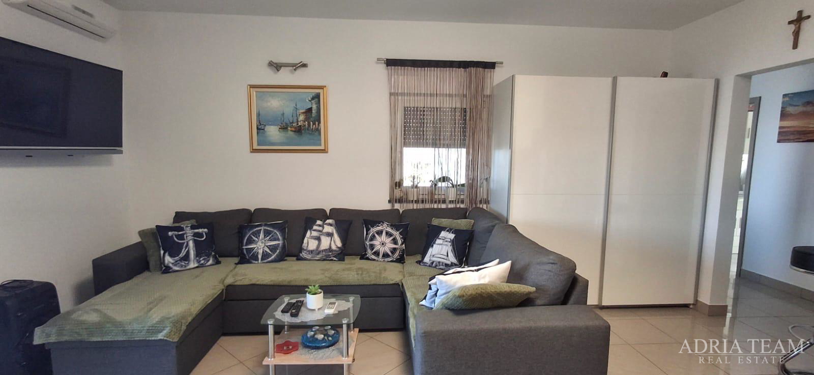 EKSKLUZIVNA APARTMANSKA KUĆA – PRVI RED DO MORA!