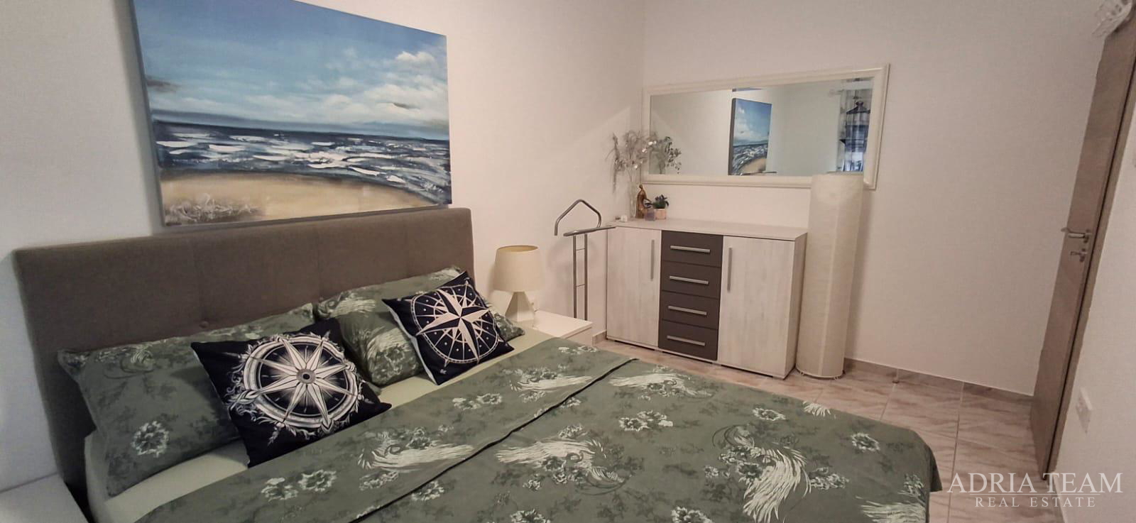 EKSKLUZIVNA APARTMANSKA KUĆA – PRVI RED DO MORA!