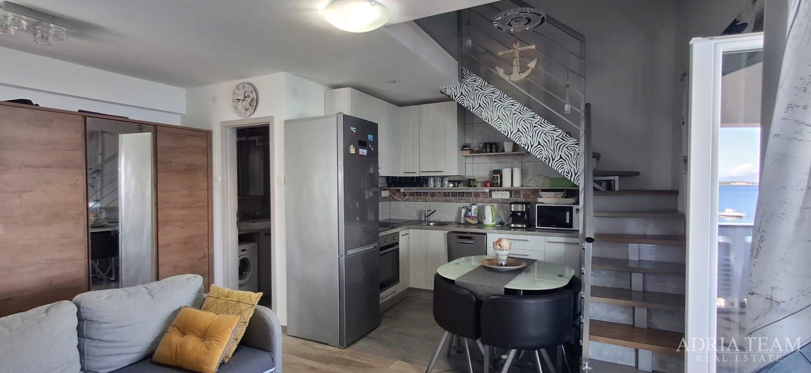 EKSKLUZIVNA APARTMANSKA KUĆA – PRVI RED DO MORA!