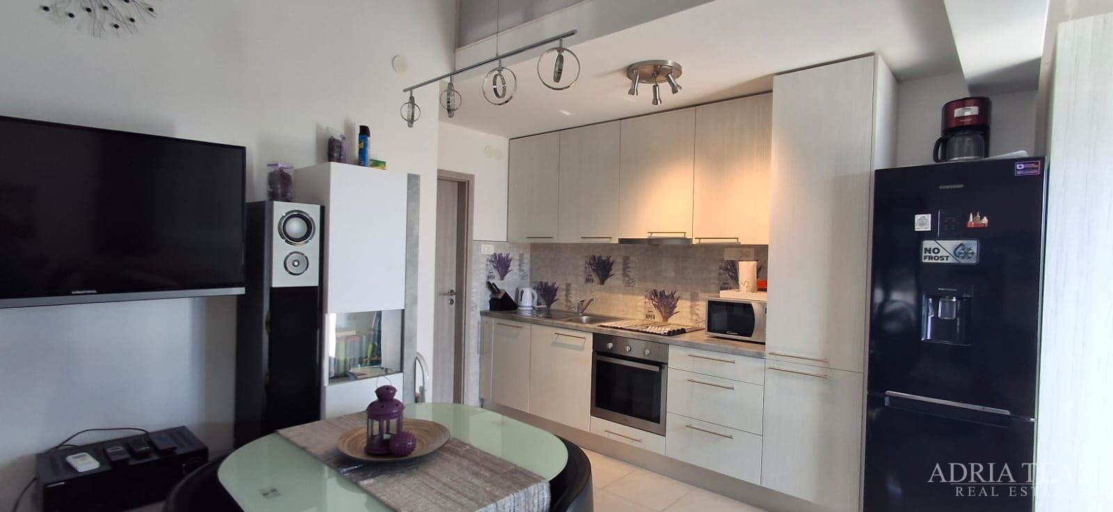 EKSKLUZIVNA APARTMANSKA KUĆA – PRVI RED DO MORA!