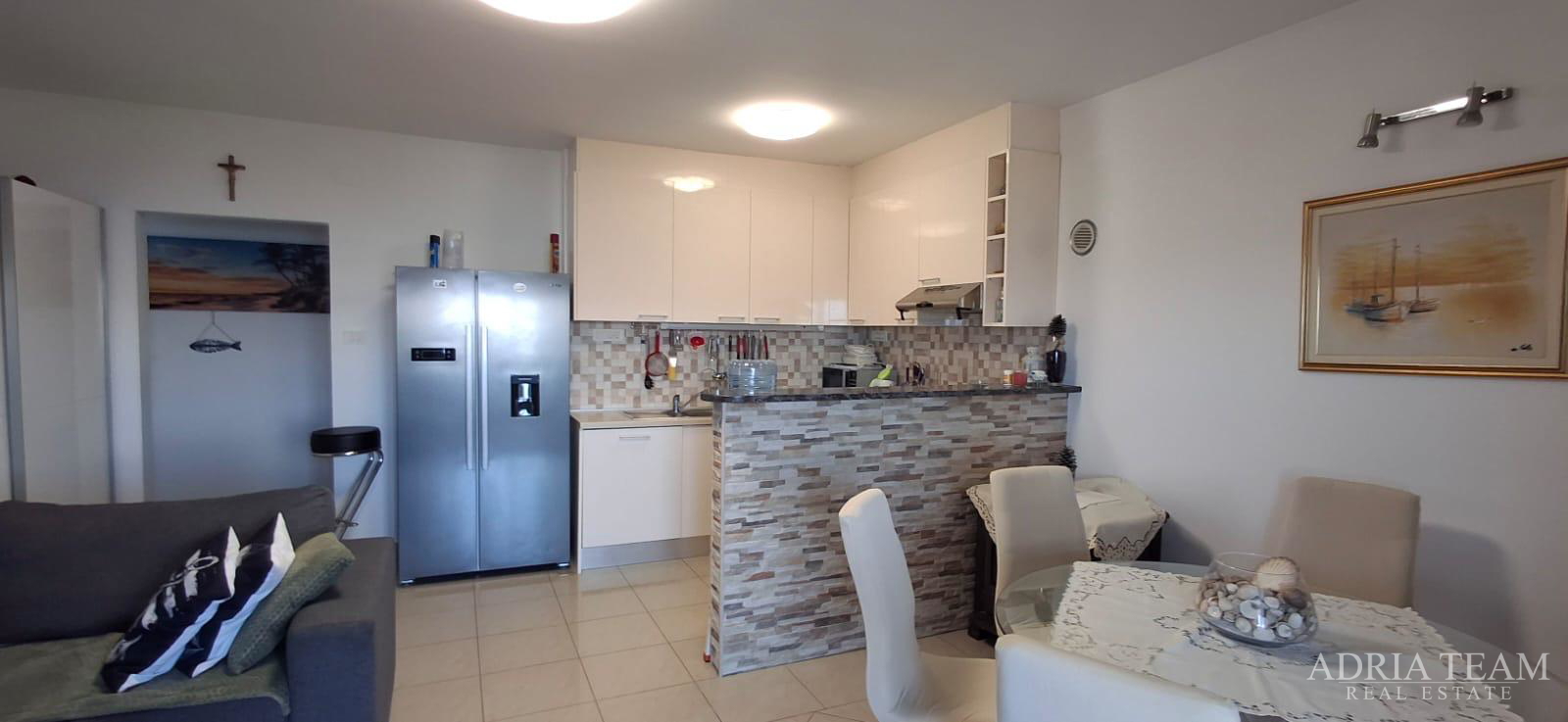 EKSKLUZIVNA APARTMANSKA KUĆA – PRVI RED DO MORA!