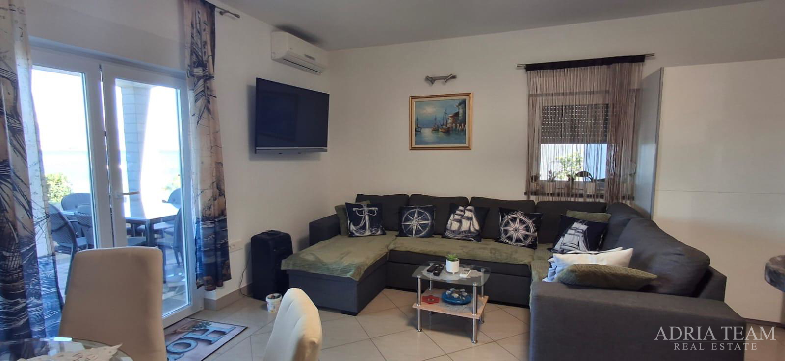 EKSKLUZIVNA APARTMANSKA KUĆA – PRVI RED DO MORA!