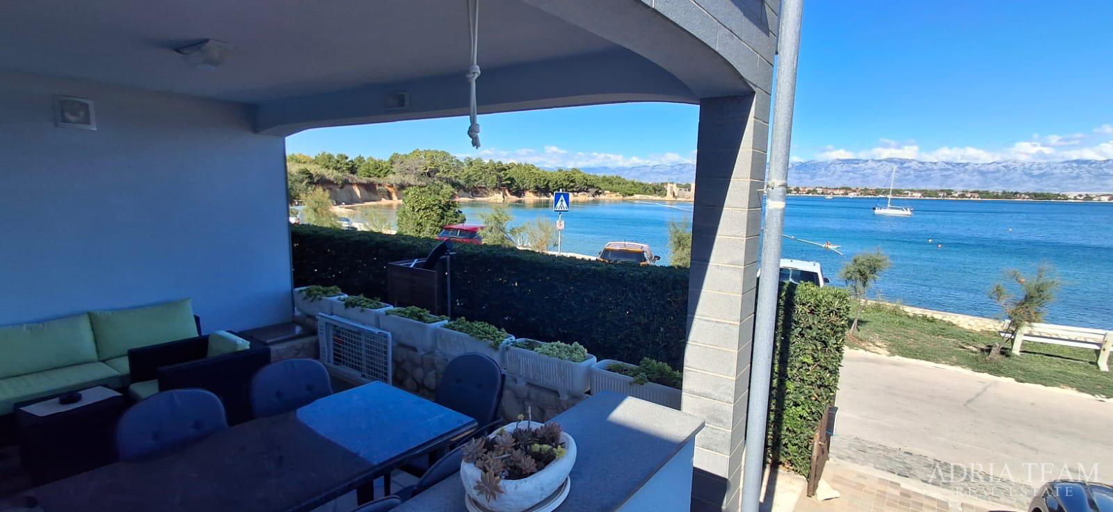 EKSKLUZIVNA APARTMANSKA KUĆA – PRVI RED DO MORA!