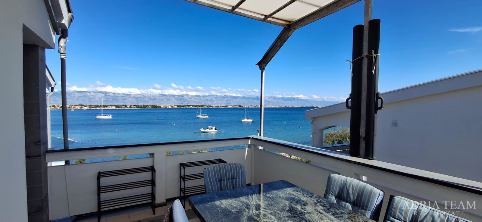 EKSKLUZIVNA APARTMANSKA KUĆA – PRVI RED DO MORA!