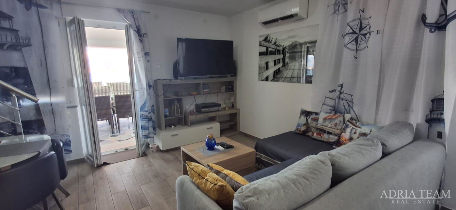 EKSKLUZIVNA APARTMANSKA KUĆA – PRVI RED DO MORA!