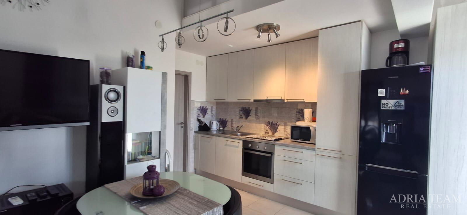 EKSKLUZIVNA APARTMANSKA KUĆA – PRVI RED DO MORA!