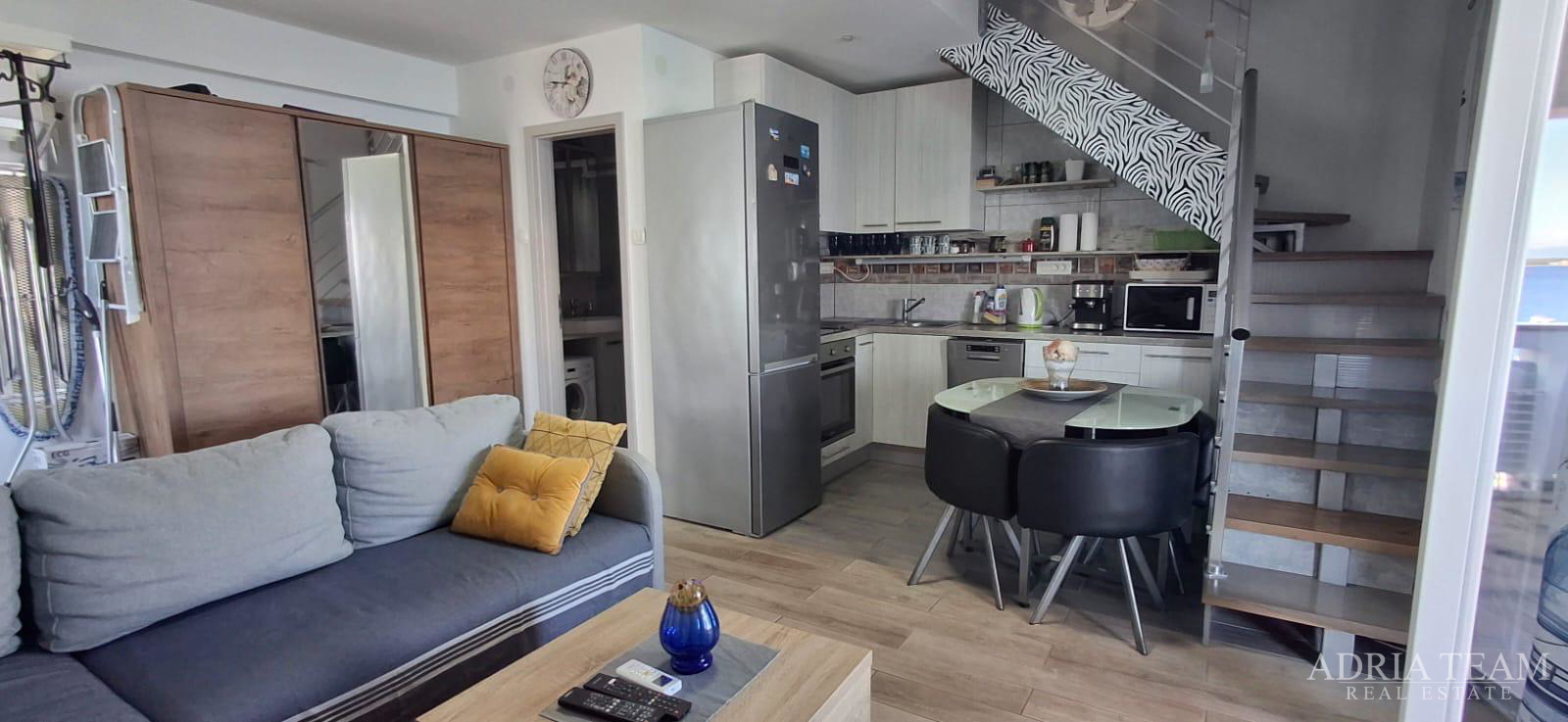 EKSKLUZIVNA APARTMANSKA KUĆA – PRVI RED DO MORA!