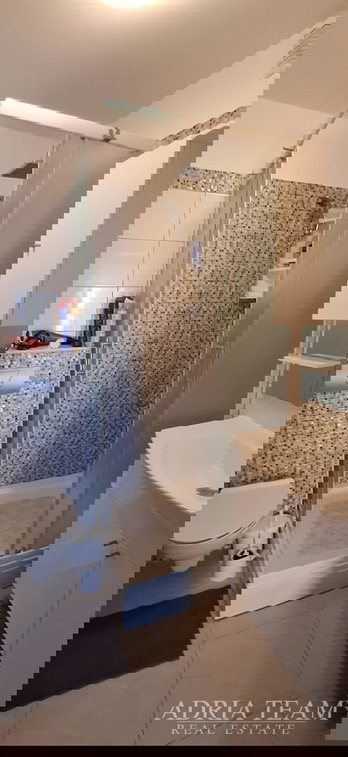 EKSKLUZIVNA APARTMANSKA KUĆA – PRVI RED DO MORA!