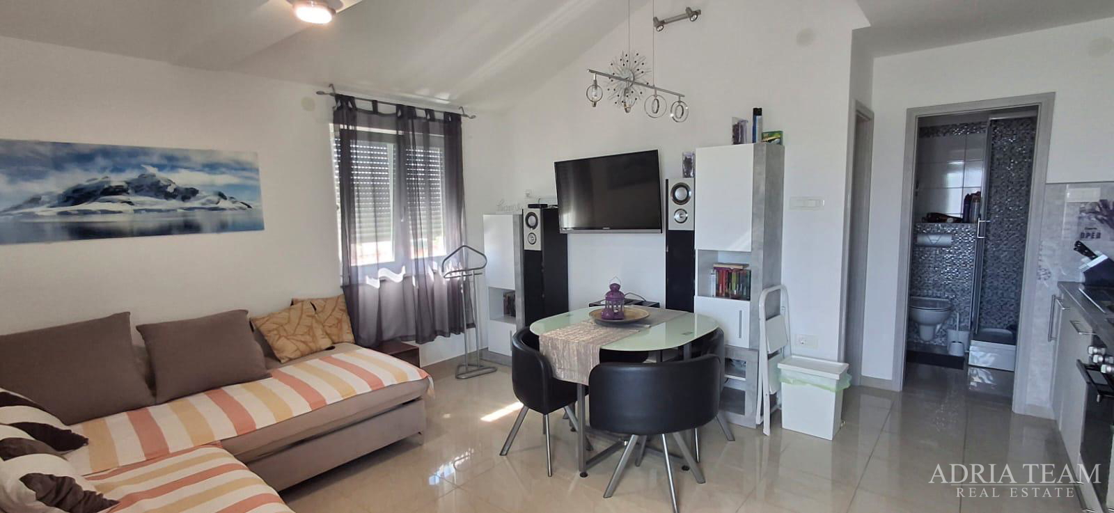 EKSKLUZIVNA APARTMANSKA KUĆA – PRVI RED DO MORA!