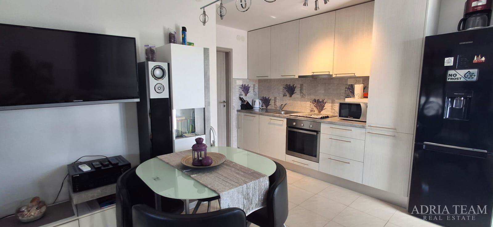 EKSKLUZIVNA APARTMANSKA KUĆA – PRVI RED DO MORA!