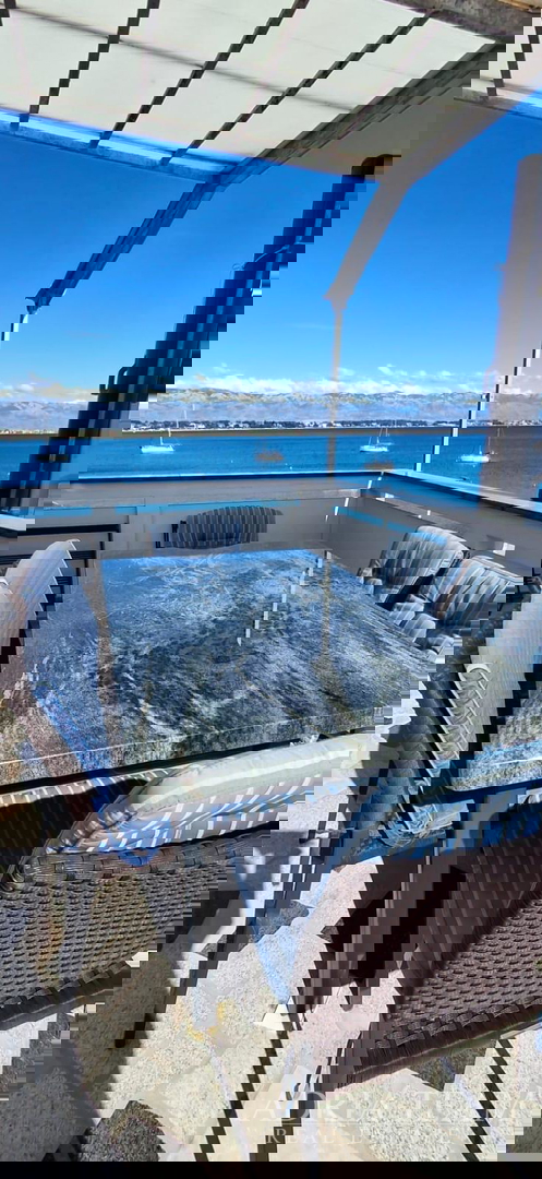 EKSKLUZIVNA APARTMANSKA KUĆA – PRVI RED DO MORA!