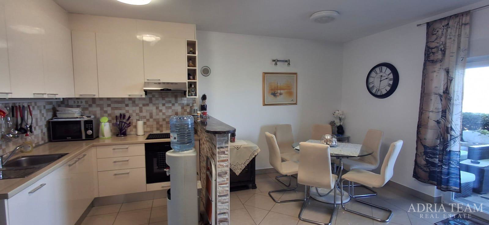 EKSKLUZIVNA APARTMANSKA KUĆA – PRVI RED DO MORA!