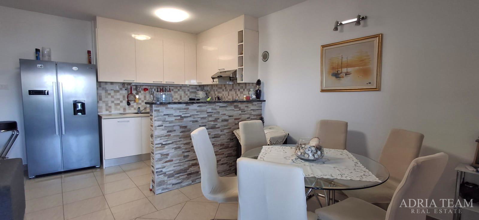 EKSKLUZIVNA APARTMANSKA KUĆA – PRVI RED DO MORA!