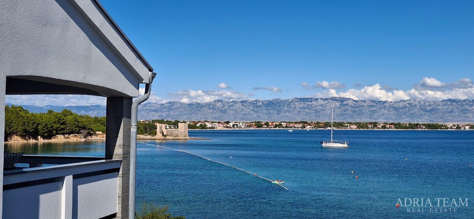 EKSKLUZIVNA APARTMANSKA KUĆA – PRVI RED DO MORA!