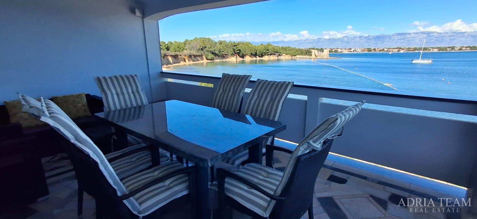 EKSKLUZIVNA APARTMANSKA KUĆA – PRVI RED DO MORA!