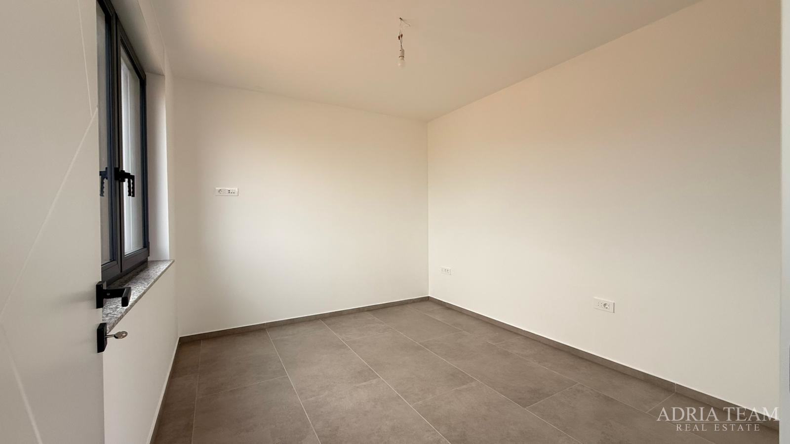 Atraktivna novogradnja – stanovi s terasama i parkiranjem - Povljana