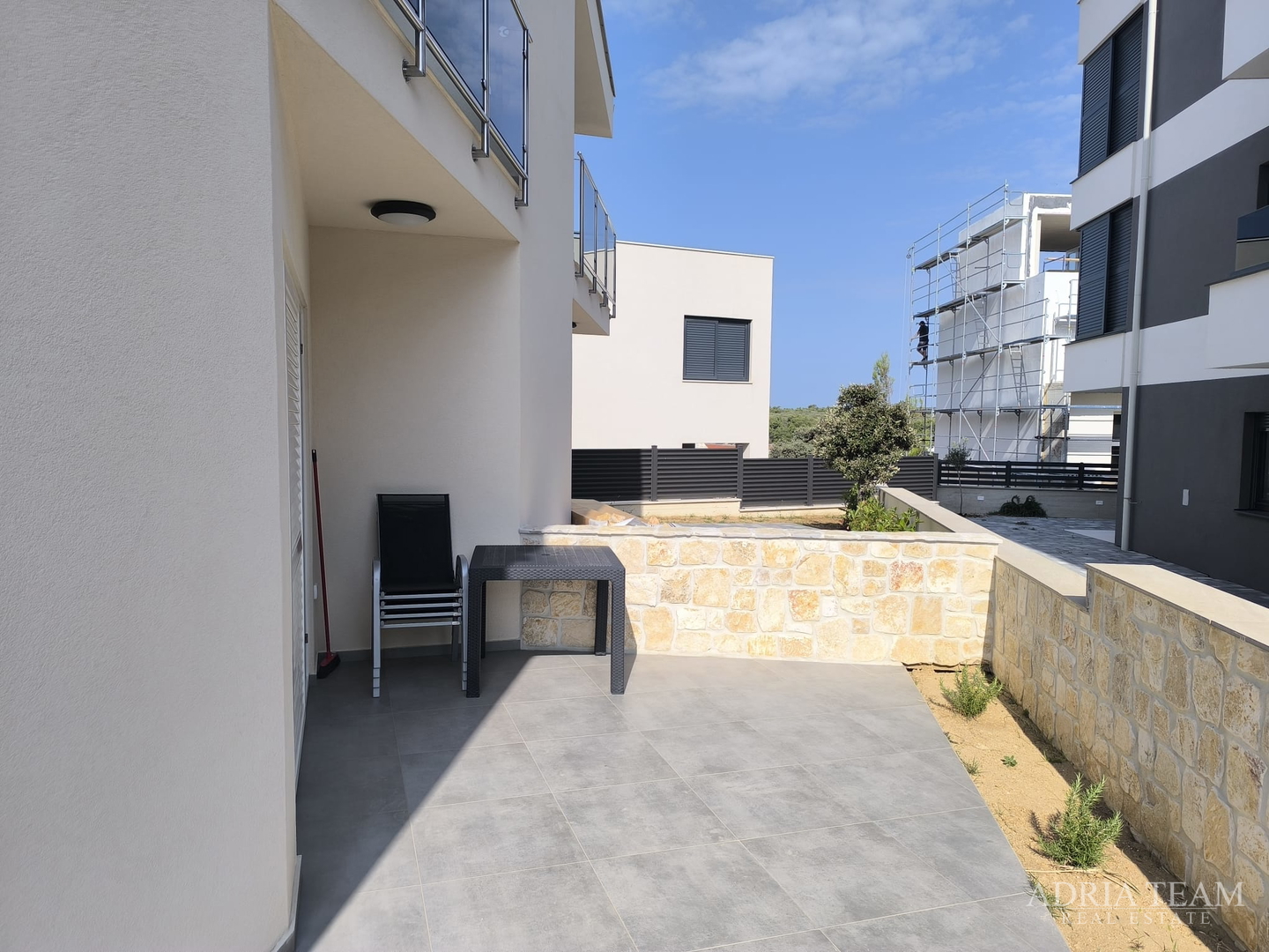 POLOVICA KUĆE S VELIKIM VRTOM - ŠIMUNI, PAG