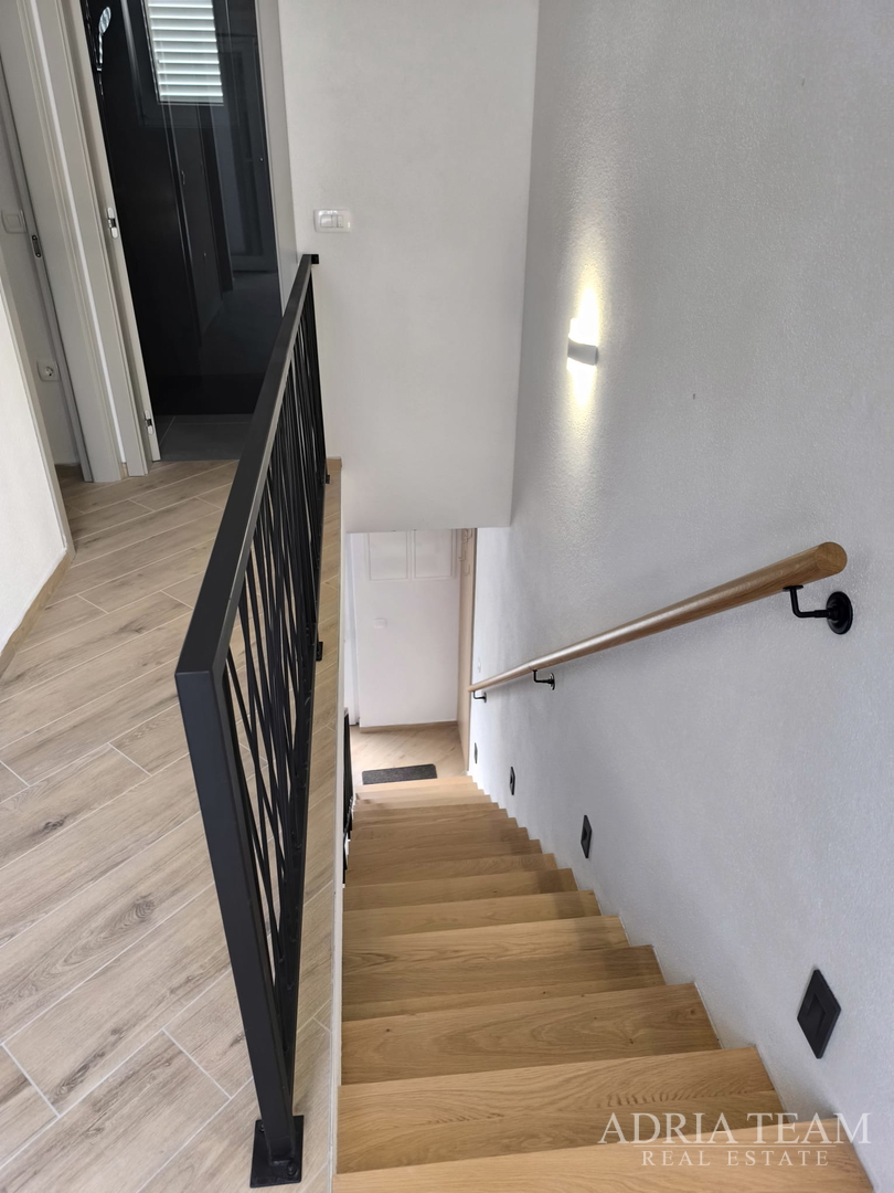 POLOVICA KUĆE S VELIKIM VRTOM - ŠIMUNI, PAG