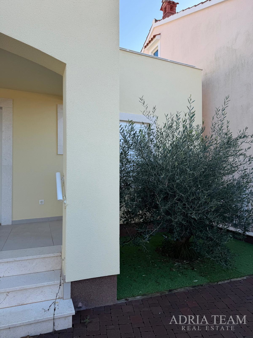 PRODAJE SE KUĆA S BAZENOM – PETRČANE