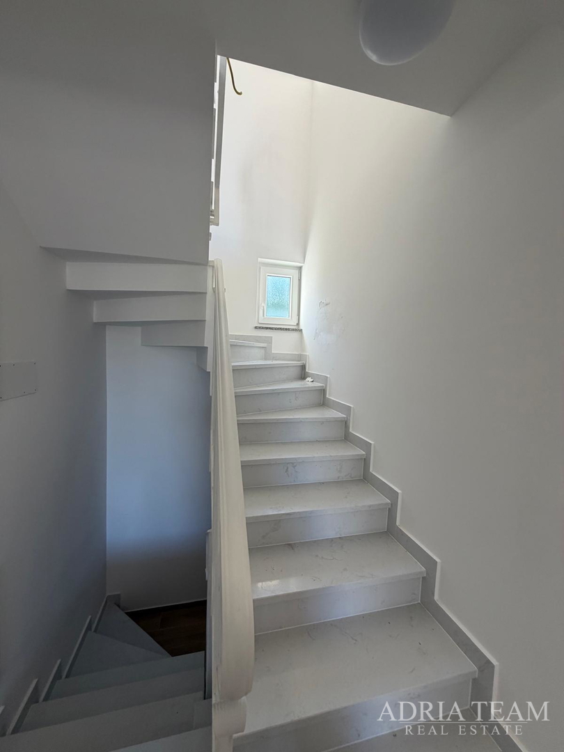 PRODAJE SE KUĆA S BAZENOM – PETRČANE