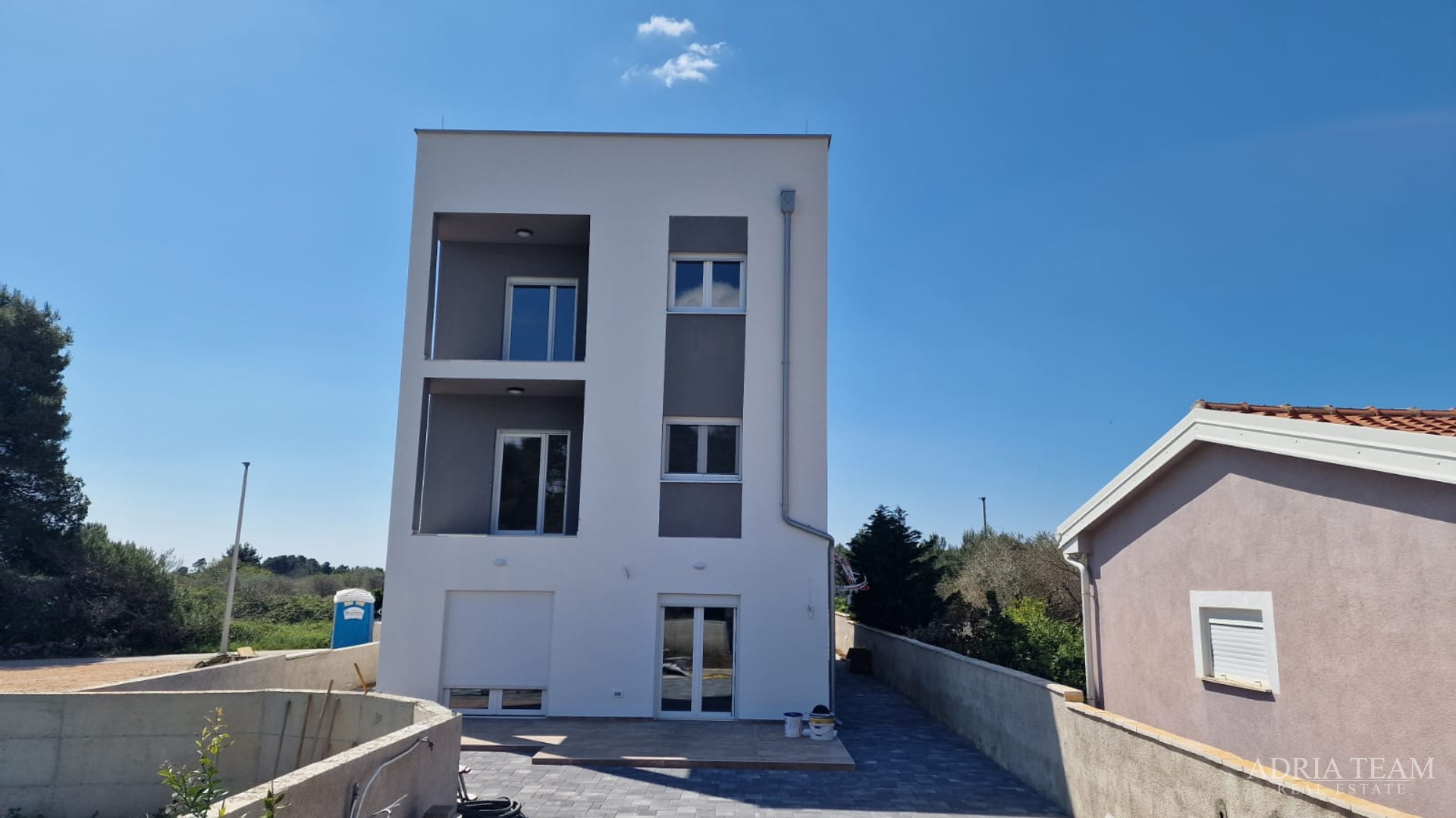 STAMBENA ZGRADA S TRI STAMBENE JEDINICE I KROVNOM TERASOM - VIR