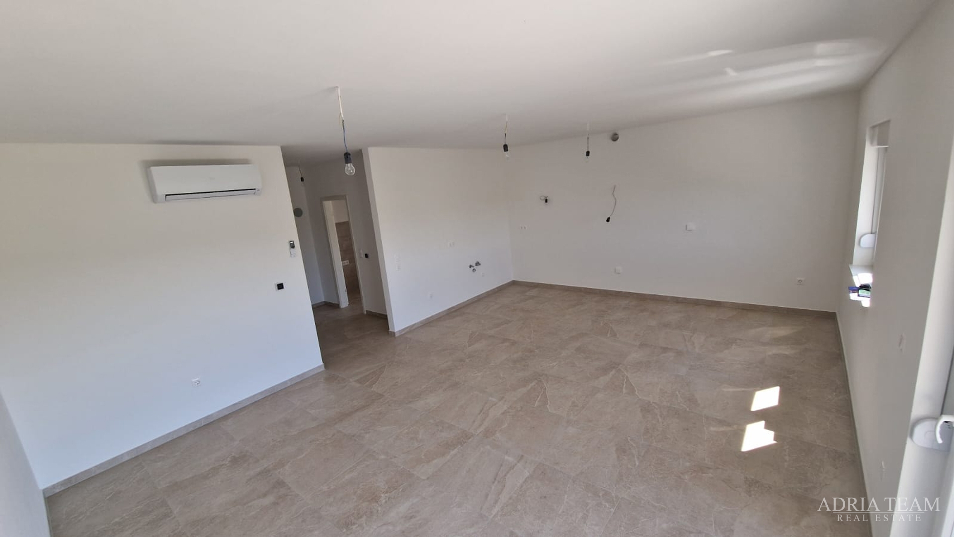 STAMBENA ZGRADA S TRI STAMBENE JEDINICE I KROVNOM TERASOM - VIR