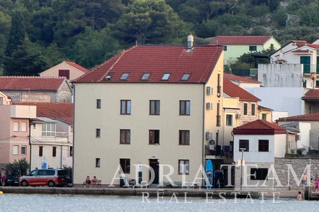 STUDIO APARTMÁN V PRVNÍ ŘADĚ U MOŘE (6 m), NOVOSTAVBA - TISNO