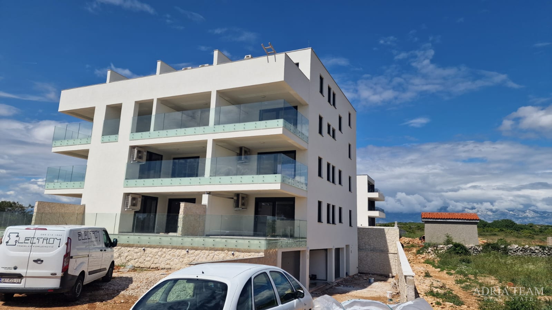 APARTMENTS IN A RESIDENTIAL BUILDING IN NEW CONSTRUCTION, 270 m FROM THE SEA - POVLJANA, PAG