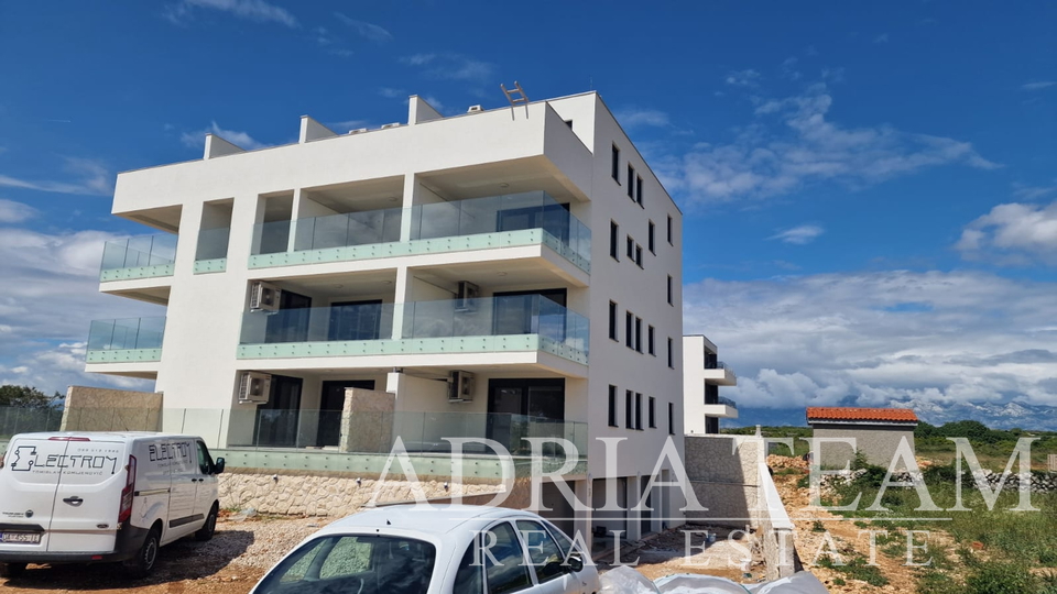 APARTMANI U STAMBENOJ ZGRADI U NOVOGRADNJI, 270 m OD MORA - POVLJANA, PAG