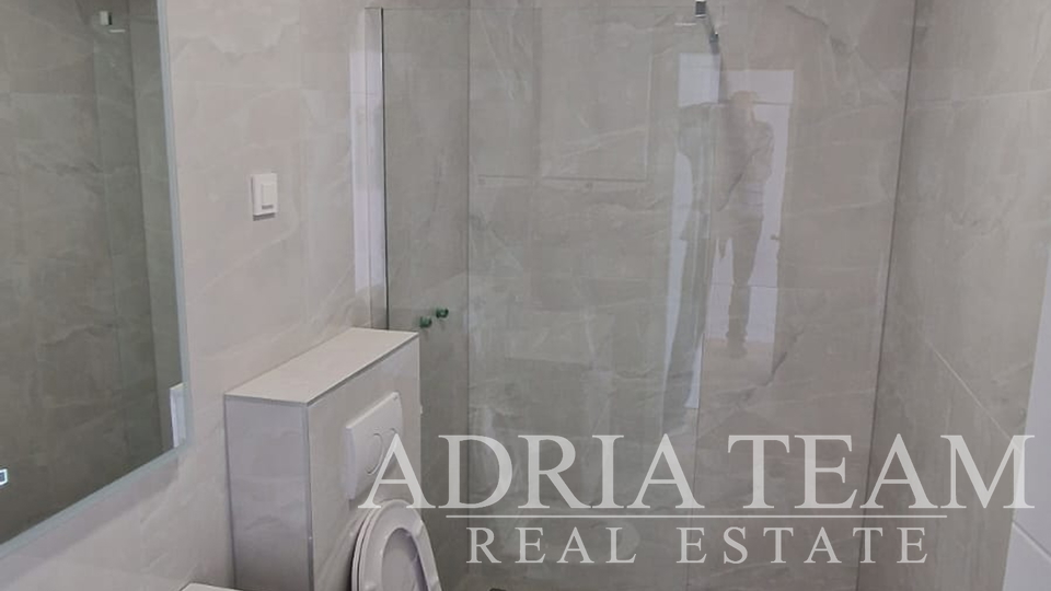 APARTMANI U STAMBENOJ ZGRADI U NOVOGRADNJI, 270 m OD MORA - POVLJANA, PAG