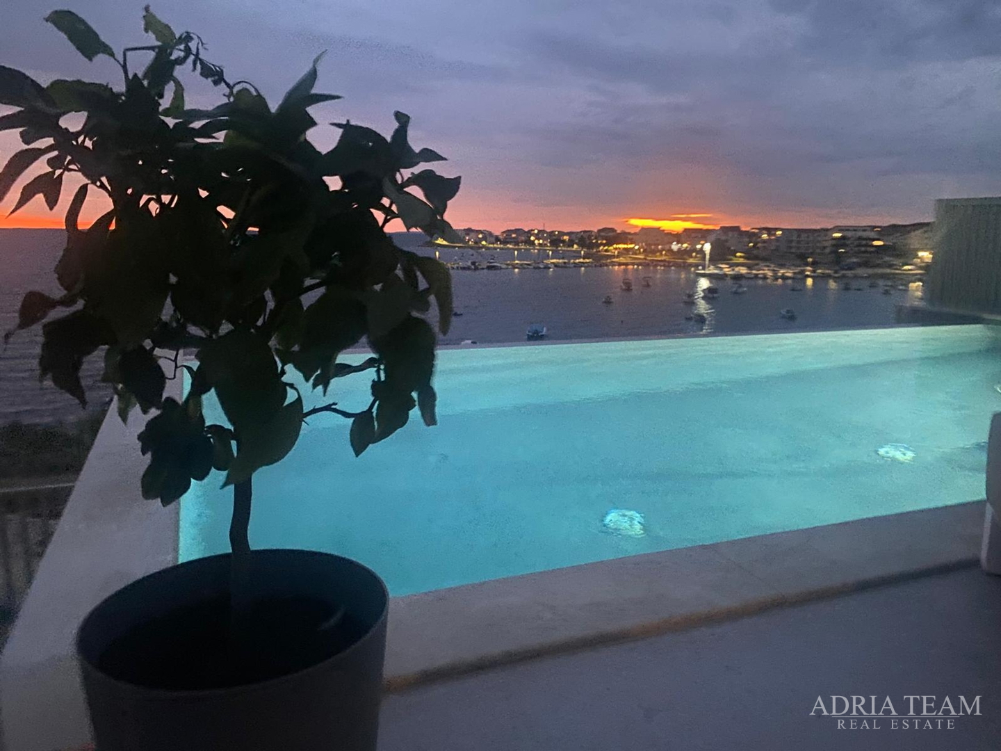 LUKSUZAN DVOETAŽNI APARTMAN, PRVI RED DO MORA, NOVOGRADNJA - POVLJANA, PAG