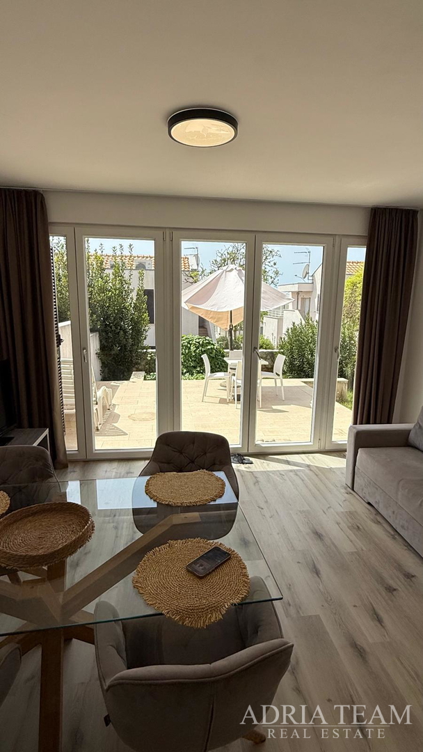 SPACIOUS RENOVATED GROUND FLOOR APARTMENT WITH TWO GARDENS AND A TERRACE - PETRČANE