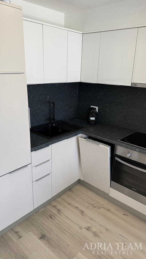 SPACIOUS RENOVATED GROUND FLOOR APARTMENT WITH TWO GARDENS AND A TERRACE - PETRČANE