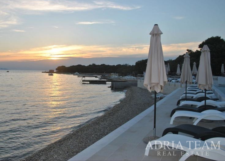 SPACIOUS RENOVATED GROUND FLOOR APARTMENT WITH TWO GARDENS AND A TERRACE - PETRČANE