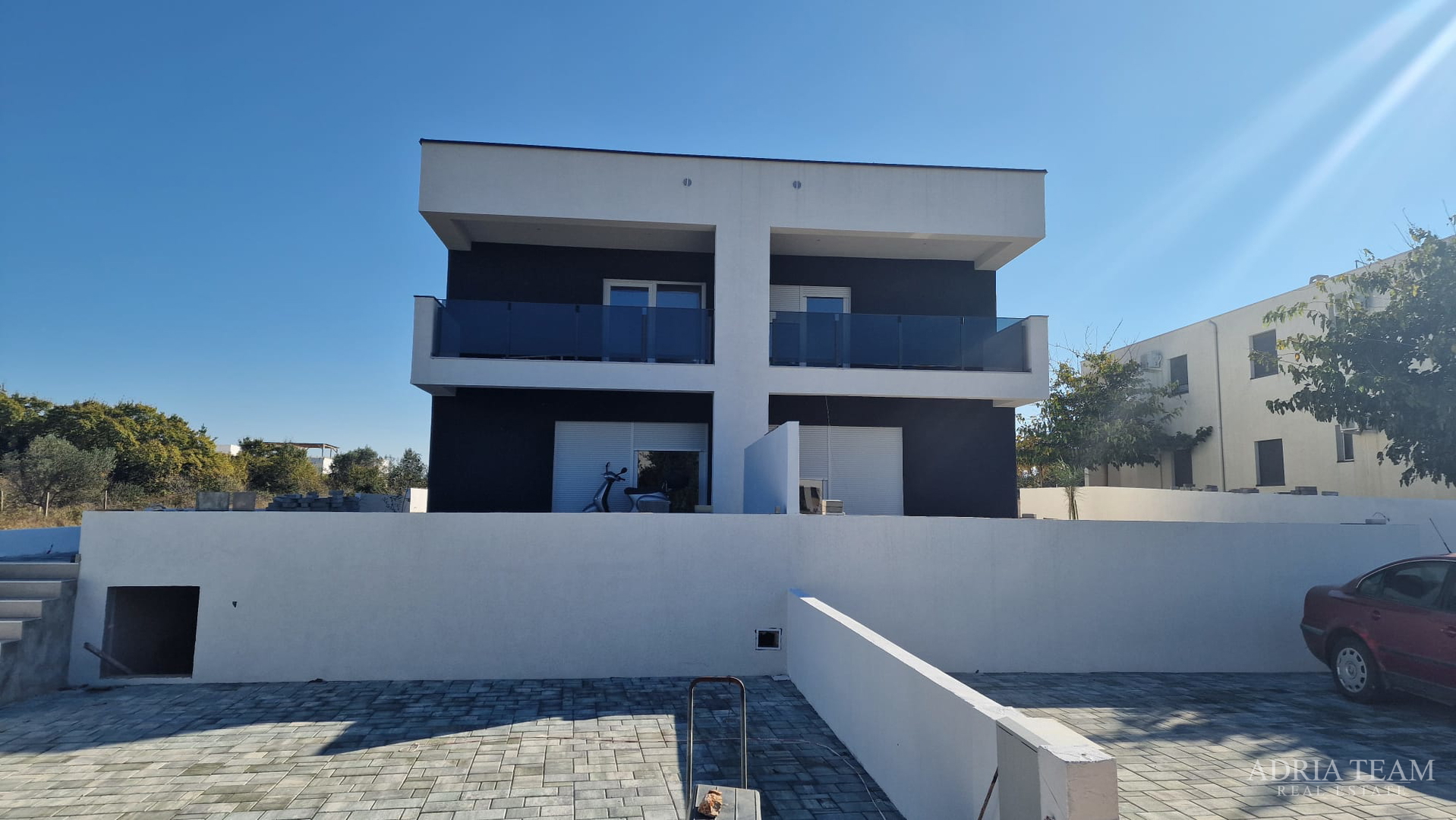 ZWEI HAUSHÄLFTEN MIT SCHWIMMBAD, NEUBAU - PRIVLAKA