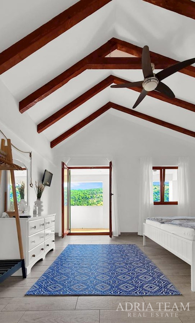 RENOVATED APARTMENT HOUSE WITH POSSIBILITY OF BUSINESS USE, FIRST LINE TO THE SEA - MEKA DRAGA