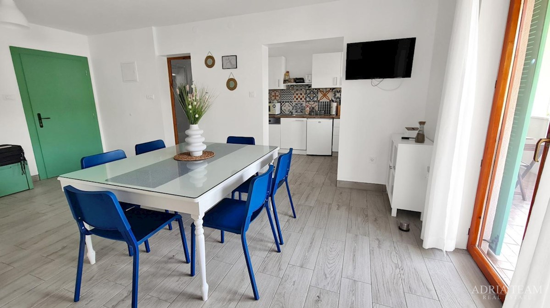 RENOVATED APARTMENT HOUSE WITH POSSIBILITY OF BUSINESS USE, FIRST LINE TO THE SEA - MEKA DRAGA