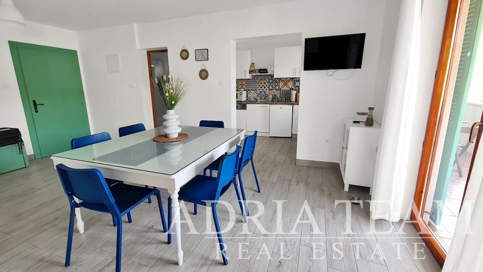 PREUREĐENA APARTMANSKA KUĆA S MOGUĆNOŠĆU POSLOVNE NAMJENE, PRVI RED DO MORA - MEKA DRAGA