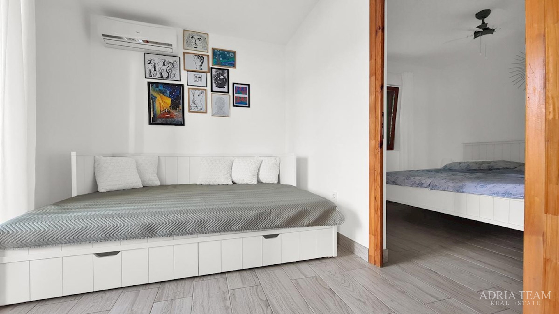 RENOVATED APARTMENT HOUSE WITH POSSIBILITY OF BUSINESS USE, FIRST LINE TO THE SEA - MEKA DRAGA