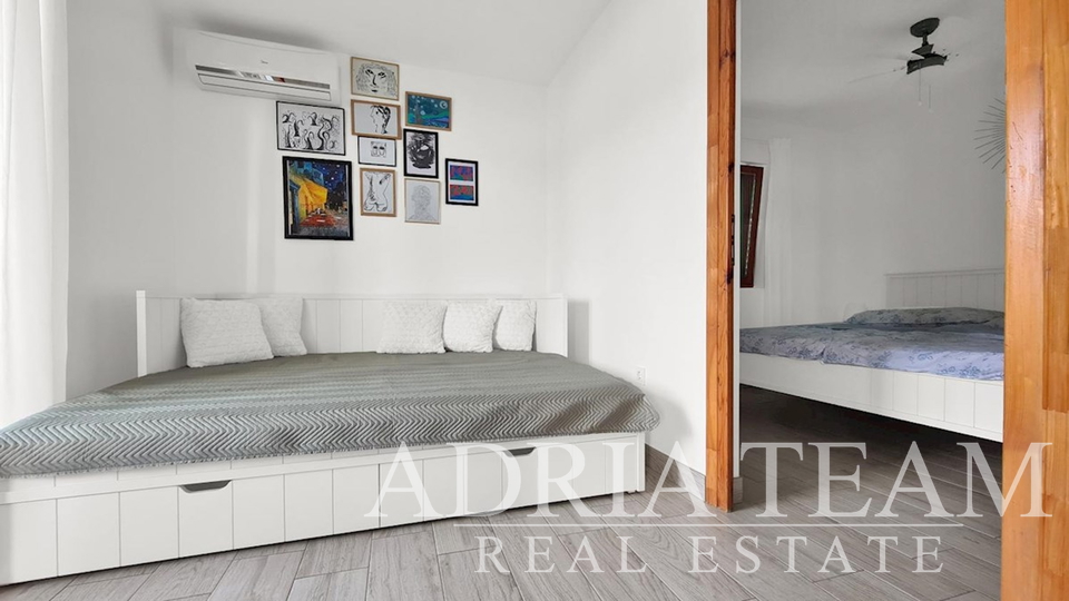 PREUREĐENA APARTMANSKA KUĆA S MOGUĆNOŠĆU POSLOVNE NAMJENE, PRVI RED DO MORA - MEKA DRAGA