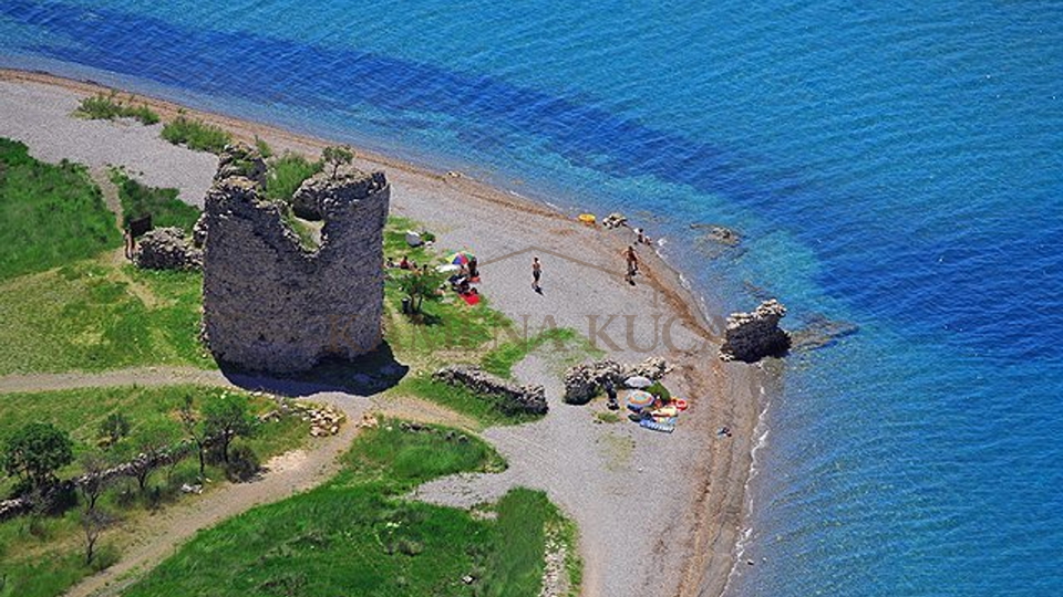 STARIGRAD PAKLENICA - GRAĐ. ZEM. U CENTRU MJESTA, POGLED NA MORE!