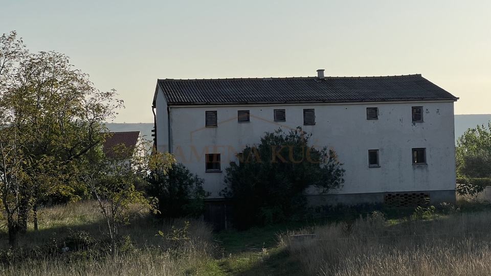 Kuća sa velikom okućnicom drugi red do mora