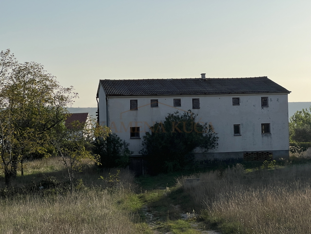 Kuća sa velikom okućnicom drugi red do mora