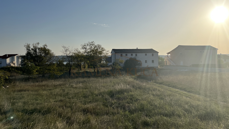 Kuća sa velikom okućnicom drugi red do mora