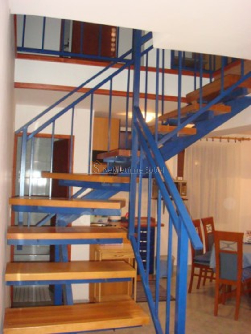 Mali Lošinj - Poslovno stambena, 250 M2